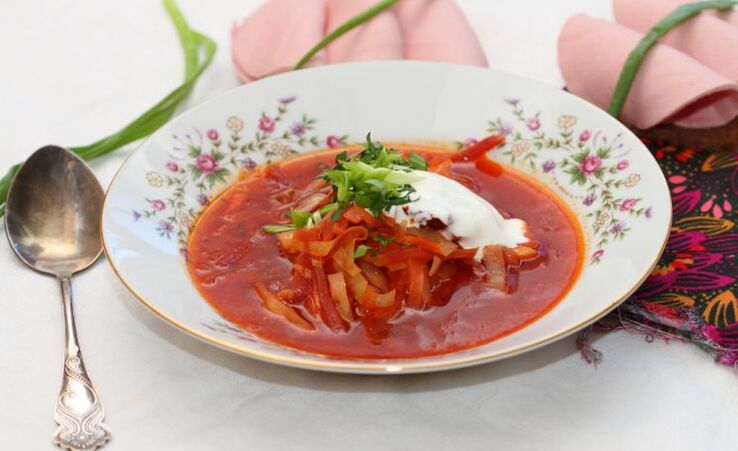 Como merienda, los pacientes con gota pueden comer borscht vegetariano. 